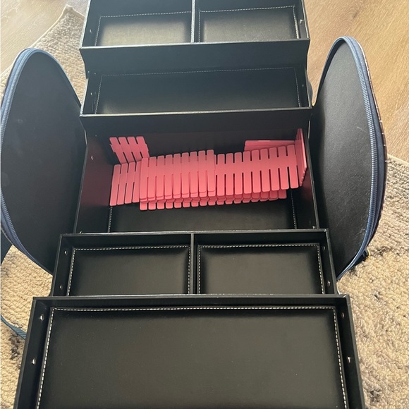 SeneGence large makeup travel case - Picture 3 of 3